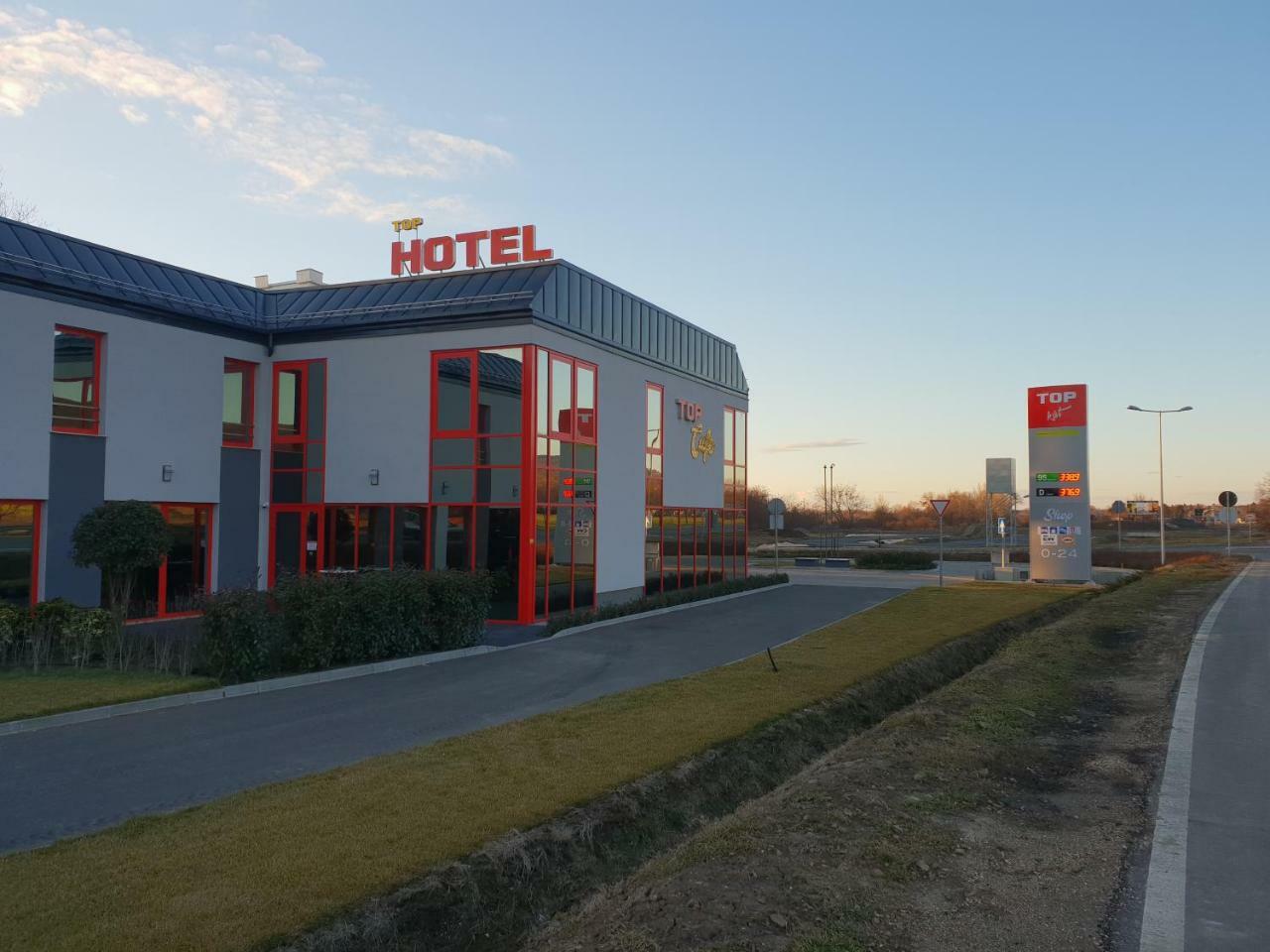 Top Hotel Vertesszolos Bagian luar foto