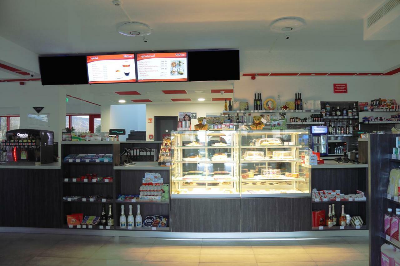 Top Hotel Vertesszolos Bagian luar foto